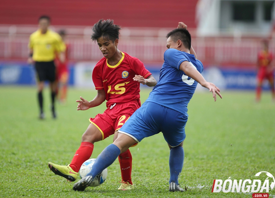 Hiệp 2, U17 TP.HCM thay đổi chiến thuật để kiểm soát lại trận đấu. Ảnh: Duy Anh.