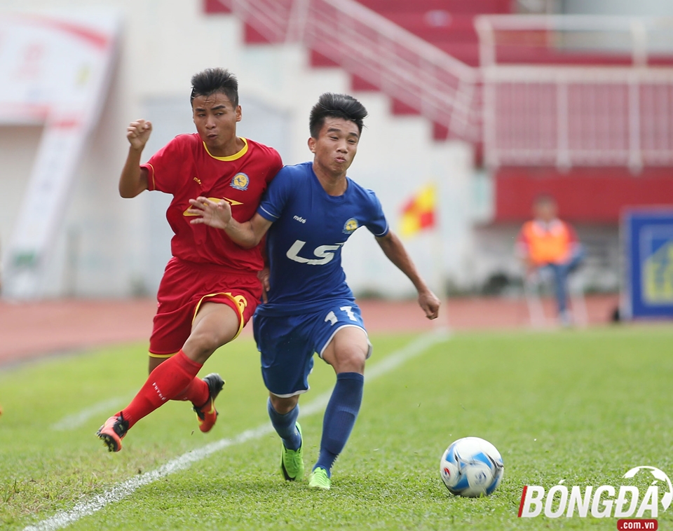 Như bừng tỉnh các cầu thủ trẻ U17 TP.HCM đẩy cao đội hình nhằm tìm kiếm bàn thắng gỡ hoà. Ảnh: Duy Anh.