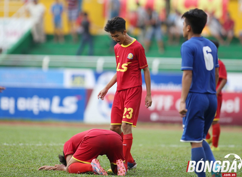 Nỗi thất vọng của các cầu thủ U17 TP.HCM khi liên tục bỏ lỡ các cơ hội ở cuối trận. Ảnh: Duy Anh