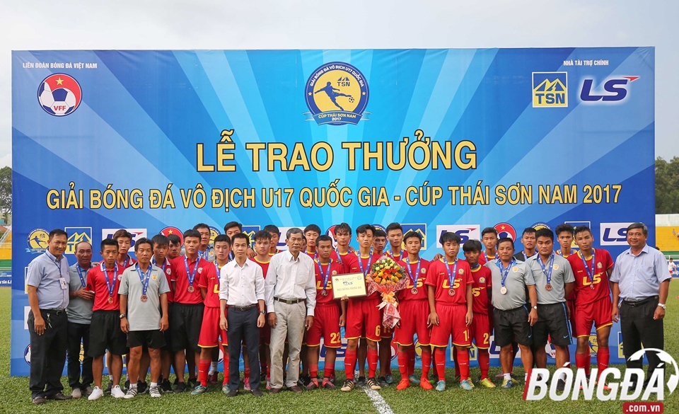 U17 TP.HCM nhận giải 3 trong sự tiếc nuối của các khán giả có mặt trên sân. Ảnh: Duy Anh.