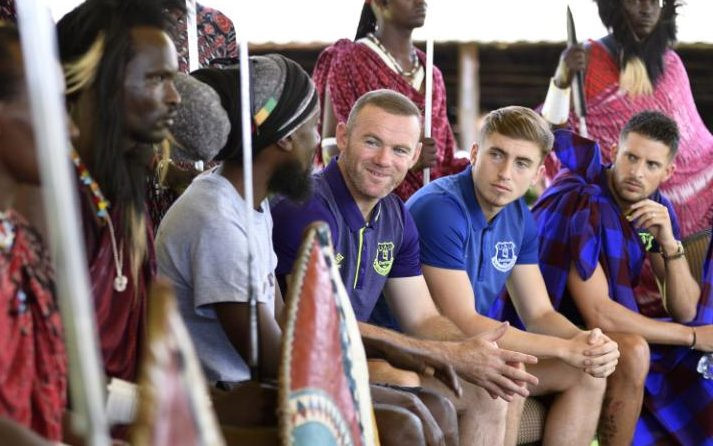 Theo Telegraph, khi đội bóng thành phố cảng đặt chân đến Tanzania, Rooney nhận được sự chào đón nồng nhiệt từ người hâm mộ tại đây. Họ xem cựu sao MU như anh hùng. Phó Tổng thống Tanzania thậm chí nói đùa: "Rooney làm tôi khó xử. Trước đây, vì anh ấy mà tôi ủng hộ MU. Còn giờ, tôi biết làm sao khi cầu thủ này trở lại Everton".