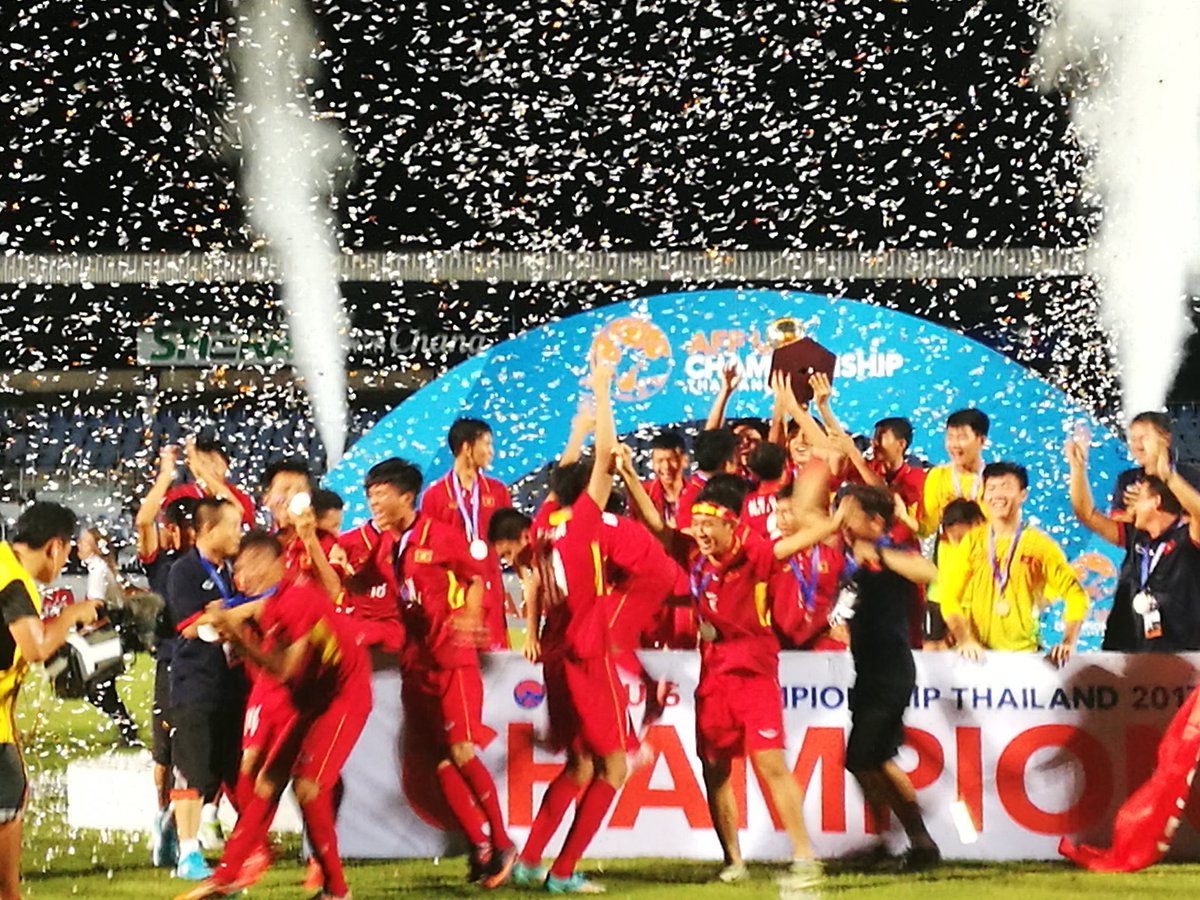 U15 Việt Nam ăn mừng cúp vô địch giải vô địch Đông Nam Á.
