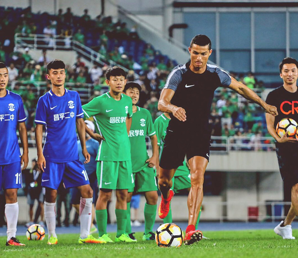 ... giao lưu với các tài năng trẻ bản địa.