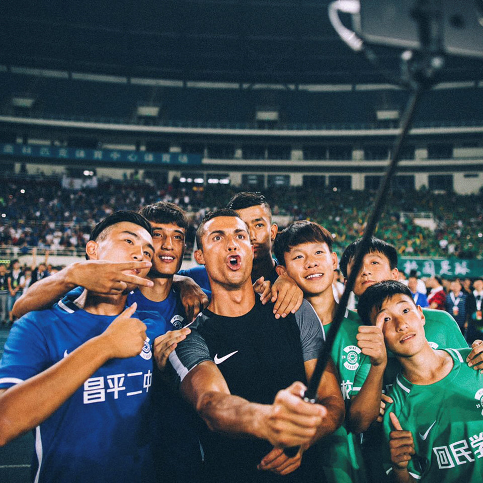 Khoảnh khắc selfie của Ronaldo và các cầu thủ trẻ.