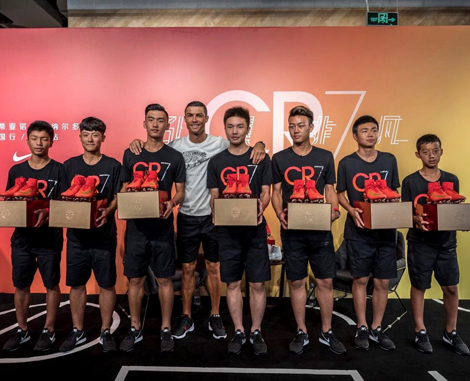 Ngôi sao 32 tuổi trao phần thưởng - những đôi giày được hãng Nike sản xuất hạn chế mang thương hiệu CR7 - cho các học viên may mắn.