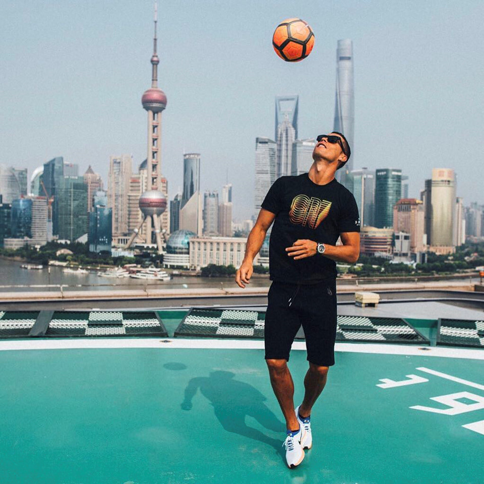 CR7 trổ tài tâng bóng trên nóc một tòa nhà tại Thượng Hải...