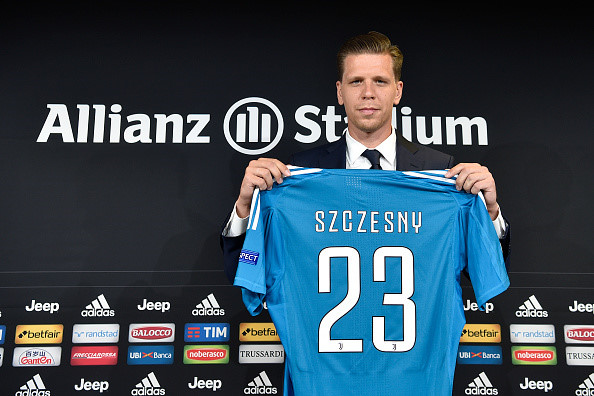 Thủ môn Wojciech Szczesny (Juventus - 12 triệu euro): Nhà ĐKVĐ Serie A đã lựa chọn thủ thành người Ba Lan làm người kế thừa vị trí của Gianluigi Buffon khi huyền thoại này giải nghệ sau World Cup 2018.