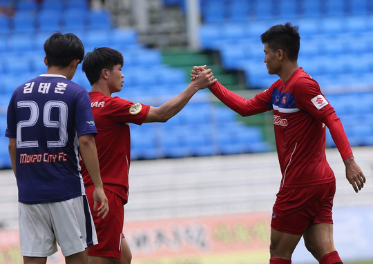 Công Phượng và Đức Chinh (phải) chơi tốt ở hiệp 2 trận thắng Mokpo City 4-1. Ảnh: Mộc Nghênh.