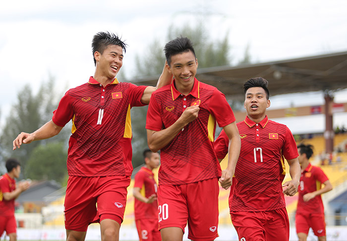 Ông đánh giá cao Văn Hậu không phải ở cú đúp bàn thắng mà khả năng lên công về thủ đều hay, phán đoán tốt. Ảnh: Song Ngư.