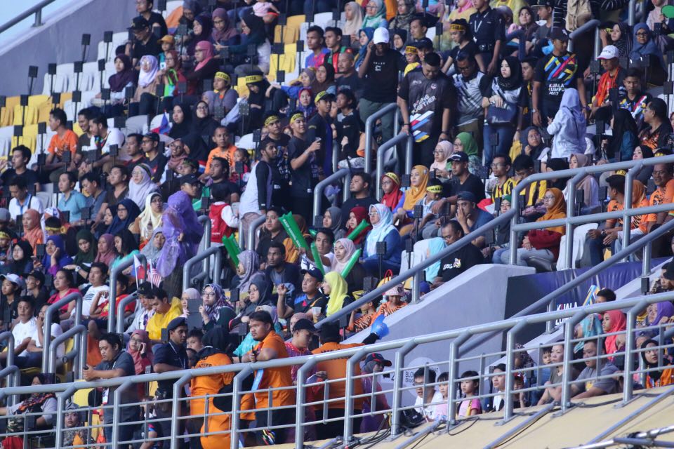 Khán giả có mặt trên sân vận động Bukit Jalil để theo dõi buổi lễ khai mạc.