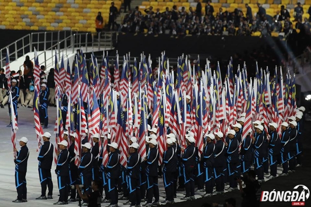 320 lá cờ Malaysia diễu hành trên sân Bukit Jalil.