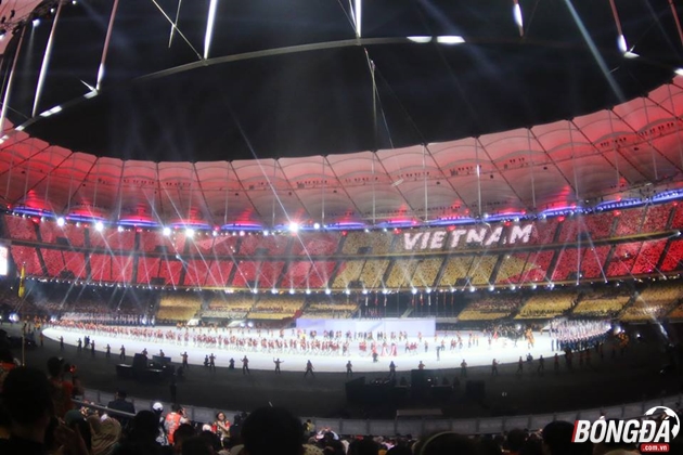 Hình ảnh xúc động trên khán đài sân Bukit Jalil khi các VĐV Việt Nam tiến vào sân.