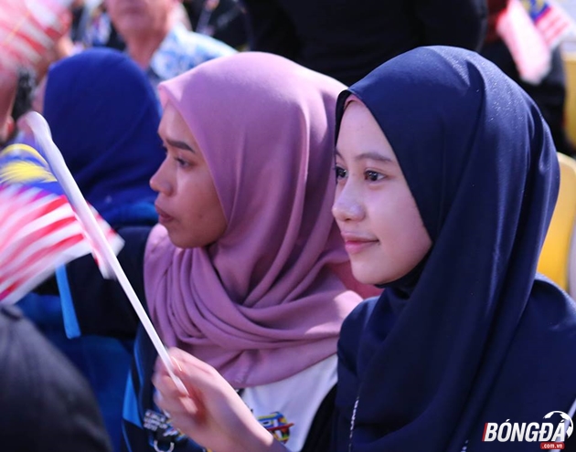 Một cổ động viên chủ nhà có mặt trên khán đài SVĐ Bukit Jalil.