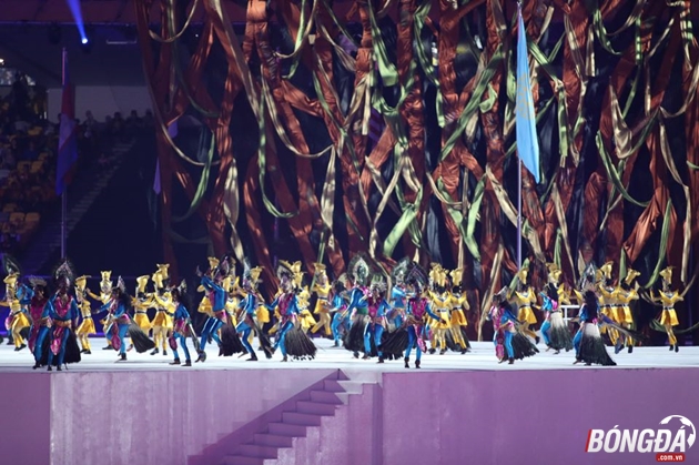 Màn đồng diễn kết hợp ánh sáng, âm thanh.