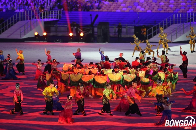 Văn hóa, tôn giáo đa dạng nhưng luôn hòa hợp như những vòng tròn của một bông hoa.