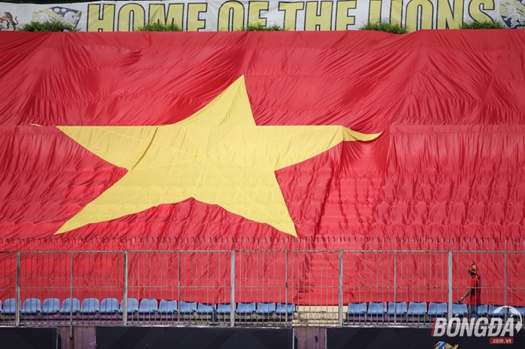 Lá đại kì của Việt Nam nổi bật trên khán đài sân UiTM Arena. Ảnh: Duy Anh.