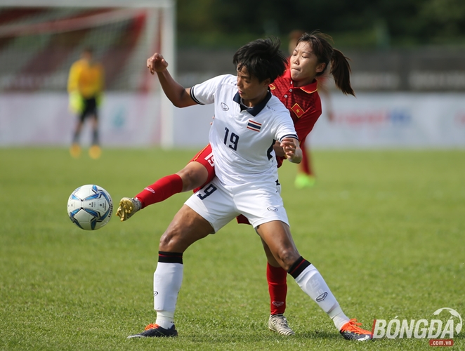 Mặc dù đã cố gắng cho đến những phút cuối cùng, tuy nhiên chiến thắng vẫn lẩn tránh các cô gái của chúng ta. Chỉ giành được 1 điểm, ĐT nữ Việt Nam vẫn xếp ở vị trí thứ 2 sau Thái Lan do kém hiệu số bàn thắng. Ảnh: Duy Anh.