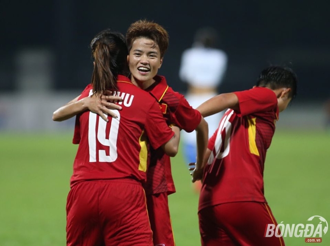 Chỉ sau 13 phút, nữ Việt Nam đã vươn lên dẫn trước với tỷ số 2-0. Ảnh: Duy Anh.