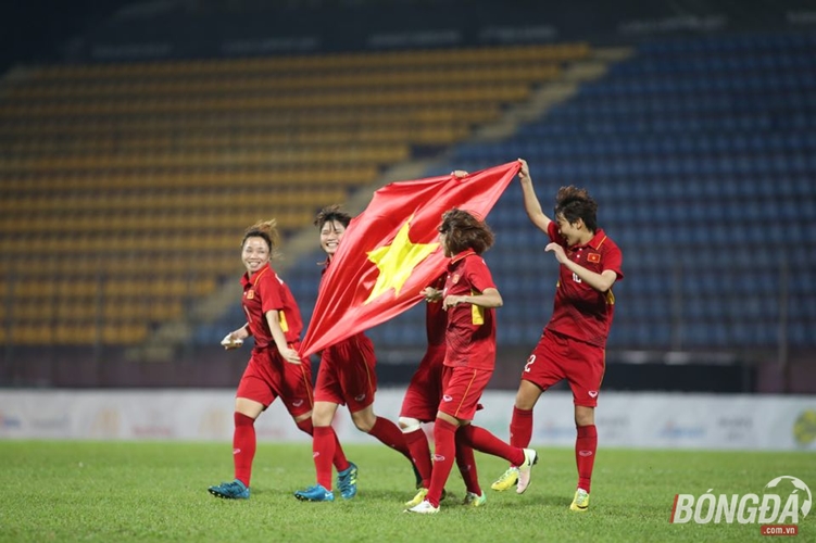 Kết thúc trận đấu với tỷ số 6-0, ĐT nữ Việt Nam chính thức lên ngôi tại SEA Games 29. Ảnh: Duy Anh.