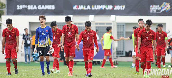 Dưới sân các cầu thủ Việt Nam thể hiện sự thất vọng cùng cực. Ảnh: Duy Anh.