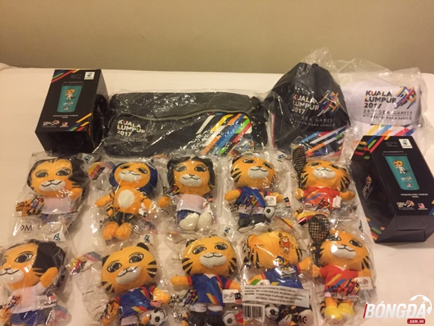 Giá của những món quà lưu niệm nơi đây có giá trị từ 20-55RG khoảng 70-250 nghìn Việt Nam Đồng. Ảnh: Đình Viên.