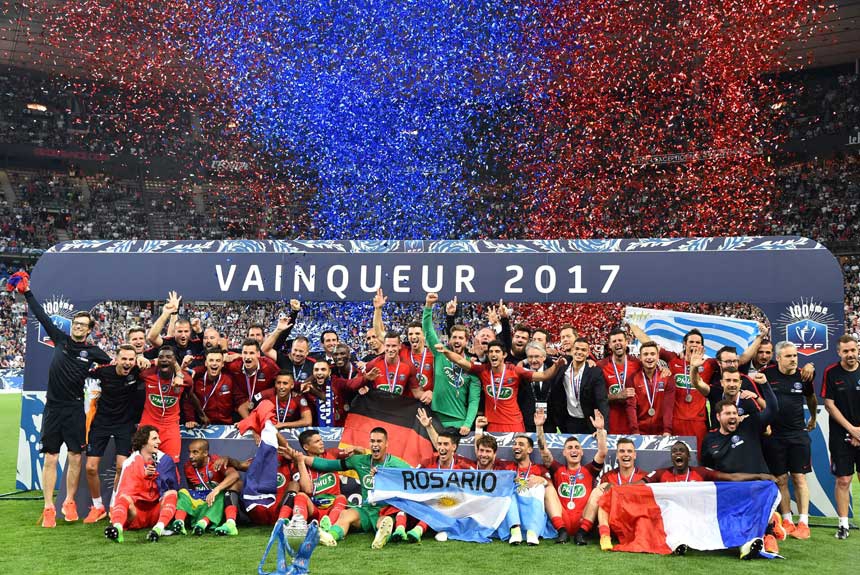 Niềm vui đăng quang vô địch của các cầu thủ PSG khi vô địch Cup quốc gia Pháp.
