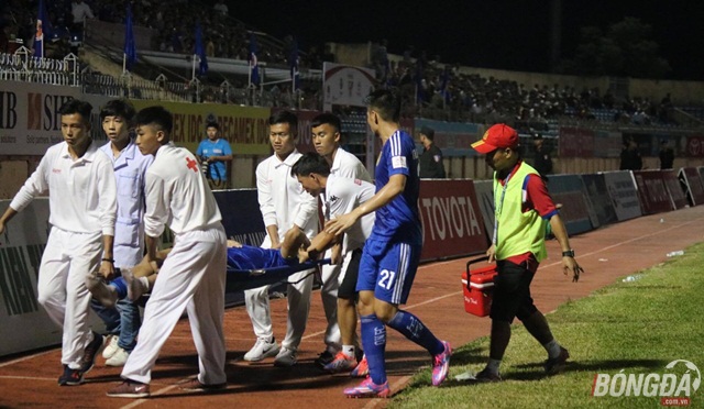 Ảnh bài viết Va chạm với cầu thủ B. Bình Dương, trung vệ Thiago nhập viện cấp cứu