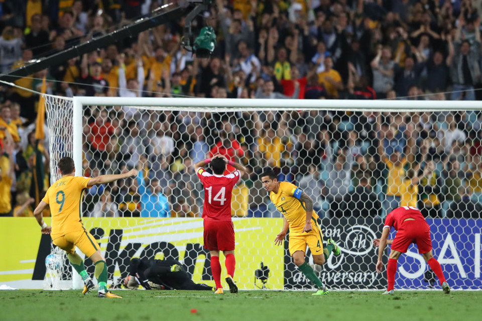 Thế nhưng, giấc mơ World Cup của người Syria bị dập tắt bởi cái đầu của "ông già gân" Tim Cahill. Cựu cầu thủ Everton phát huy sở trường đánh đầu, đem về 2 bàn thắng cho Australia vào những thời điểm nhạy cảm: phút 13, khi tinh thần đang đi xuống sau bàn thua, và phút 109, khi hiệp phụ trôi về những phút cuối.
