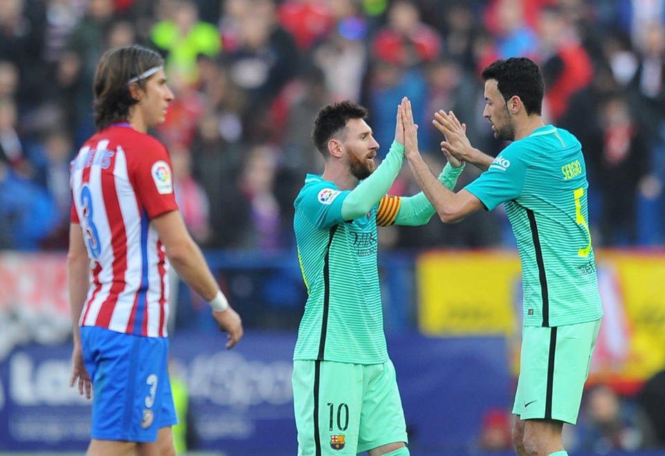 4. Atletico Madrid vs Barcelona (1h45 ngày 15/10): Barcelona đang thi đấu vô cùng hiệu quả dưới thời Ernesto Valverde. Sở hữu tỷ lệ thắng 100%, ghi 23 bàn, thủng lưới 2 lần, vẫn chưa đối thủ nào có thể cản được đội chủ sân Nou Camp tại La Liga. Người hâm mộ kỳ vọng Atletico với lợi thế sân nhà có thể làm nên bất ngờ trước Blaugrana, qua đó tiếp thêm chút gia vị cho cuộc đua đến ngôi vô địch đang diễn ra khá buồn tẻ.