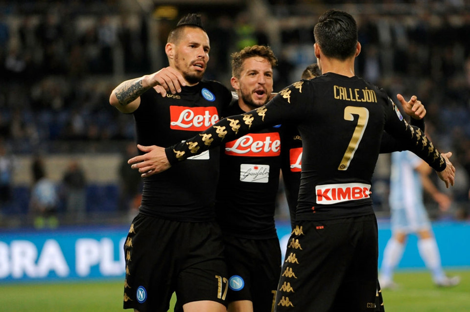 5. AS Roma vs Napoli (1h45 ngày 15/10): Sau khi đè bẹp Lazio 4-1 ở vòng 5, Napoli sẽ đối đầu đại diện còn lại của thành Rome là AS Roma. Hàng công tốt nhất đối đầu với hàng thủ chắc chắn nhất Serie A, người hâm mộ chờ đợi vào một trận cầu nảy lửa trên sân Olimpico cuối tuần này.