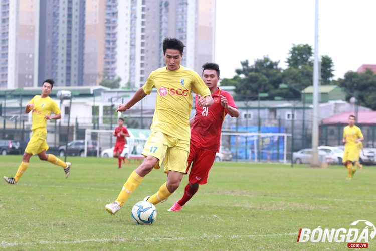 Phải đối đầu với các đàn anh có thể hình và thể lực vượt trội, U19 Việt Nam bị khớp hoàn toàn và không thể triển khai bóng. Ảnh: Giang Nguyễn.