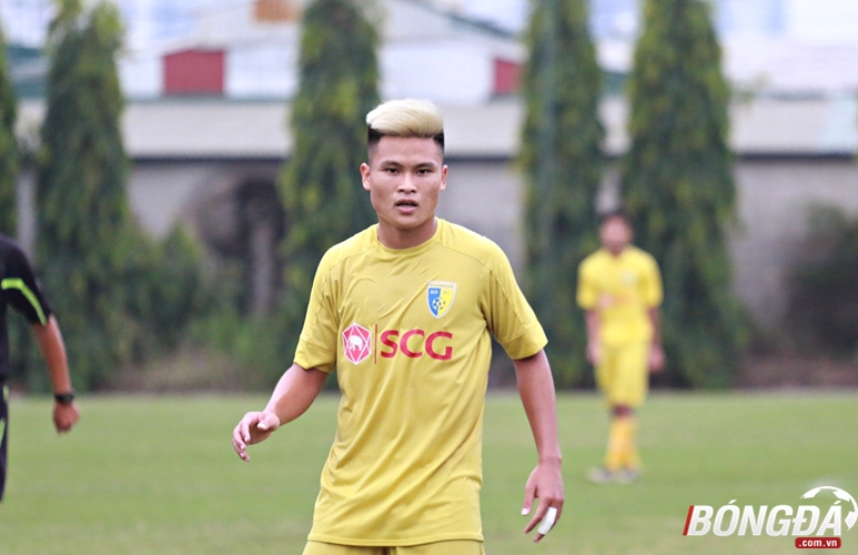 Cựu tiền đạo U19 Việt Nam, Tuấn Hải lập công lớn khi ghi được một Hat-Trick. Các hậu vệ của U19 Việt Nam tỏ ra bất lực trong việc theo kèm tiền đạo trẻ này. Ảnh: Giang Nguyễn.