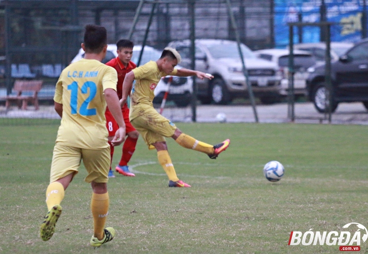 U21 Hà Nội liên tục tạo ra các cơ hội dứt điểm. Ảnh: Giang Nguyễn.