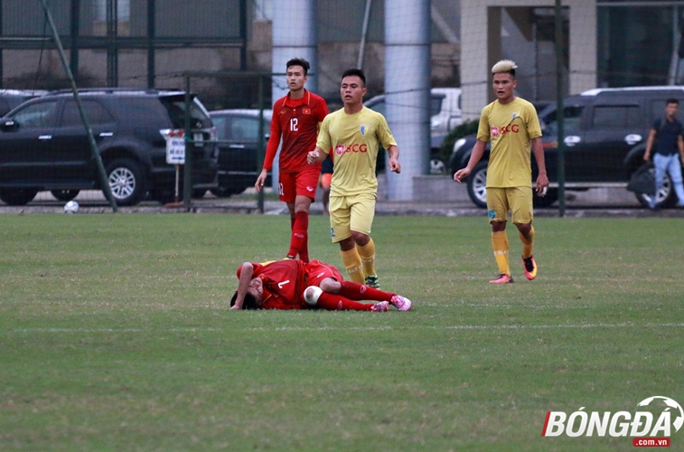 Dù chỉ là một trận giao hữu thế nhưng U21 Hà Nội vẫn có những pha vào bóng mang tính chất dằn mặt. Đây cũng là một cơ hội để các học trò của HLV Hoàng Anh Tuấn hiểu được sự khắc nghiệt trong bóng đá, nhất là khi bước ra đấu trường Châu Lục. Ảnh: Giang Nguyễn.