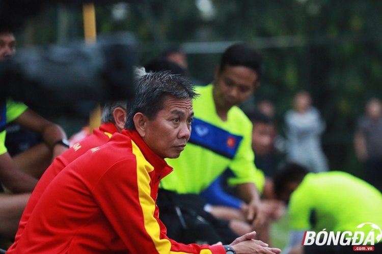 Bên ngoài đường Pitch, HLV Hoàng Anh Tuấn không có quá nhiều chỉ đạo. Sau trận đấu, vị thuyền trưởng gốc Khánh Hòa thừa nhận ông quá bất ngờ với thất bại này. Ảnh: Giang Nguyễn.