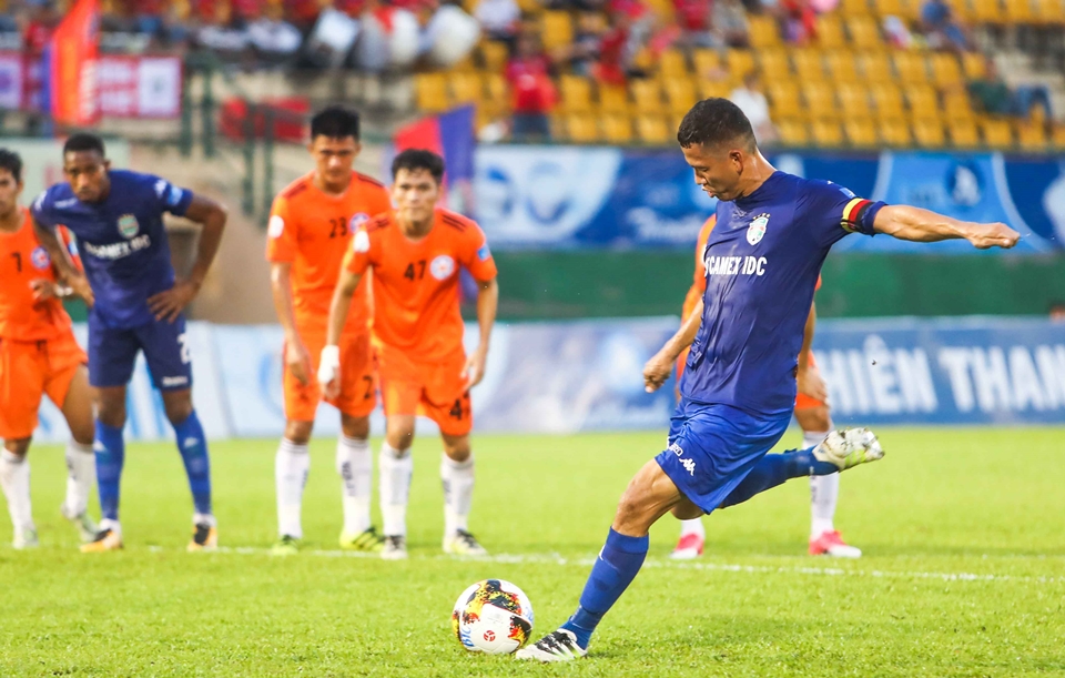 Anh Đức đang là chân sút nội tốt nhất ở V-League 2017.