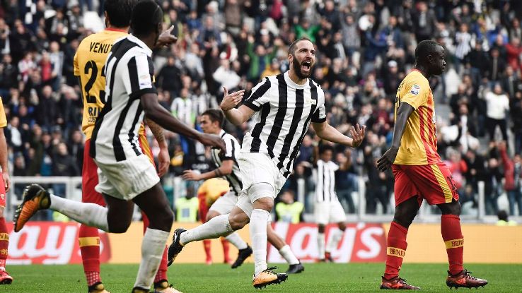 Gonzalo Higuain ghi bàn trong màn ngược dòng giành chiến thắng trước Benevento.