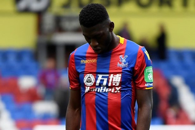 Timothy Fosu-Mensah (sang Crystal Palace - mượn): Fosu-Mensah được coi là tương lai của hàng thủ Man Utd. Chính vì lý do này, sao trẻ người Hà Lan được đem cho Crystal Palace mượn để tích lũy thêm kinh nghiệm. Tuy nhiên, đội bóng của anh lại đang thi đấu tệ hại và chìm sau ở đáy bảng xếp hạng Premier League sau 11 vòng đấu.