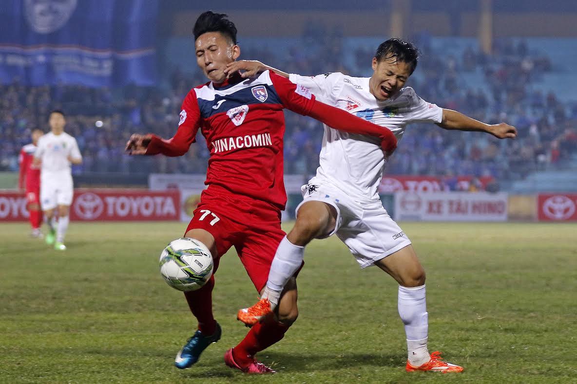 Người hâm mộ đang rất sợ xem màn kịch diễn vội giữa Than Quảng Ninh và Hà Nội FC trên sân Cẩm Phả.