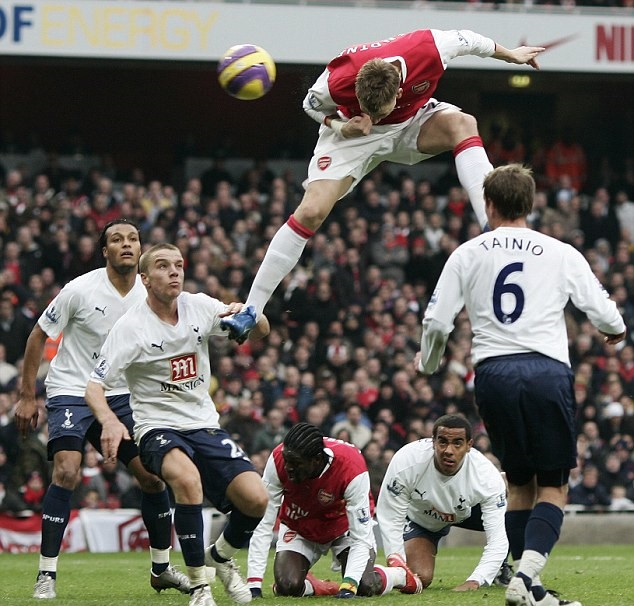 Có một sự thật ít người biết, đó là Bendtner đang giữ kỷ lục cầu thủ ghi bàn nhanh nhất sau khi vào thay người. Chỉ mất 6 giây sau khi vào sân, "Chúa tể" tự phong đã đánh đầu tung lưới Tottenham năm 2007.