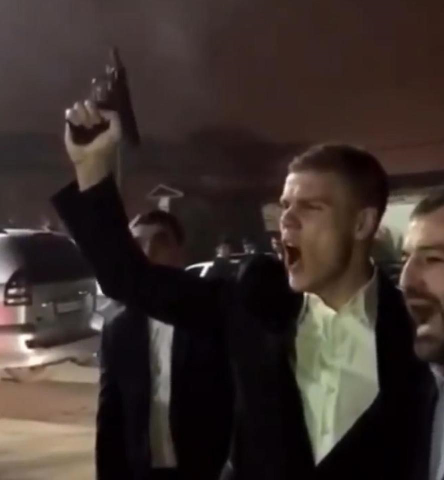 Kokorin, trong bộ vest đen và áo sơ mi trắng, giơ súng lên trời và nói: "Chochiyev, chúc mừng đám cưới". Hành vi bắn chỉ thiên bị cấm ở nhiều nơi. Bởi khi bắn lên trời, viên đạn có thể rơi xuống với tốc độ 640 km/h, đe dọa gây thương tích hoặc thậm chí cướp tính mạng những người xung quanh.