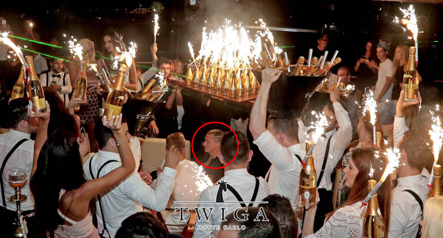 Hồi tháng 10 vừa qua, Kokorin được gọi trở lại tuyển Nga sau hơn một năm vắng bóng. Tiền đạo này bị ruồng bỏ vì cả gan tổ chức buổi ăn chơi 250.000 euro xa hoa tại hộp đêm ở Monte Carlo (Pháp), ngay sau khi tuyển Nga bị loại khỏi Euro 2016.