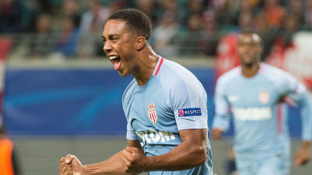 8. Youri Tielemans (tiền vệ - Bỉ): Tielemans vừa quyết định chọn Monaco làm bến đỗ tiếp theo để phát triển sự nghiệp dù được khá nhiều ông lớn theo đuổi. Sinh năm 1997 nhưng cầu thủ người Bỉ đã có tư duy chơi bóng chững chạc hơn rất nhiều. Anh đang nỗ lực hết sức trong màu áo CLB công quốc với hy vọng có được một suất trong đội hình của HLV Roberto Martinez vào hè năm tới.