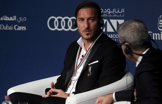 Totti tham dự hội nghị thể thao quốc tế ở Dubai.