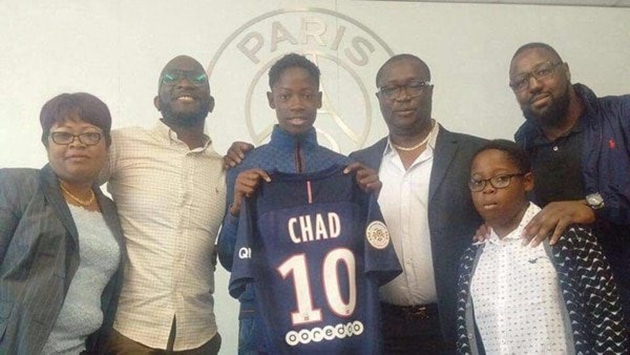 Ngay cả khi chụp ảnh với người lớn, tài năng trẻ khoác áo PSG cũng không hề kém cạnh về chiều cao.