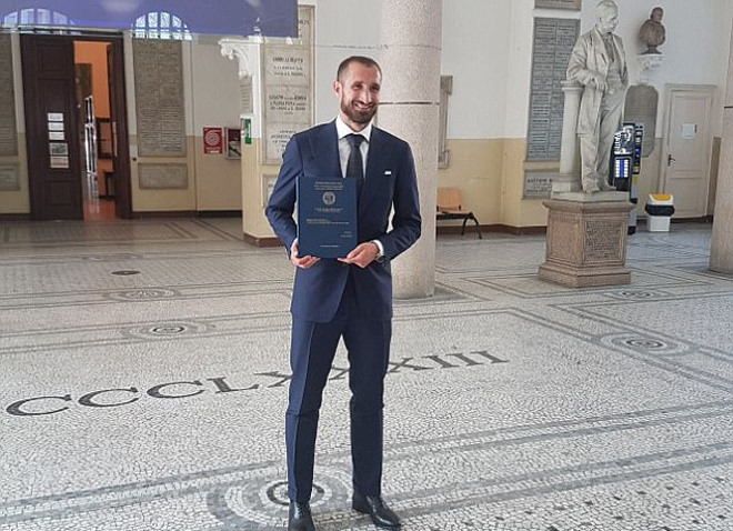 1. Giorgio Chiellini: Chiều 6/4, Chiellini bảo vệ thành công luận văn thạc sĩ "Mô hình kinh doanh của Juventus trong bối cảnh quốc tế" tại Đại học Turin, một trong những trường đại học uy tín nhất Italy. Hội đồng chấm đánh giá cao luận văn của Chiellini và đồng ý cấp bằng Thạc sĩ.