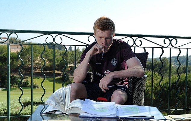 Duncan Watmore cặm cụi ôn bài khi tham gia giải U20 thế giới năm 2015. Anh là con nhà nòi về đường học hành. Bố của anh, ông Ian Watmore từng giữ ghế GĐĐH của LĐBĐ Anh, còn mẹ anh, bà Georgina làm trong ngành giáo dục.