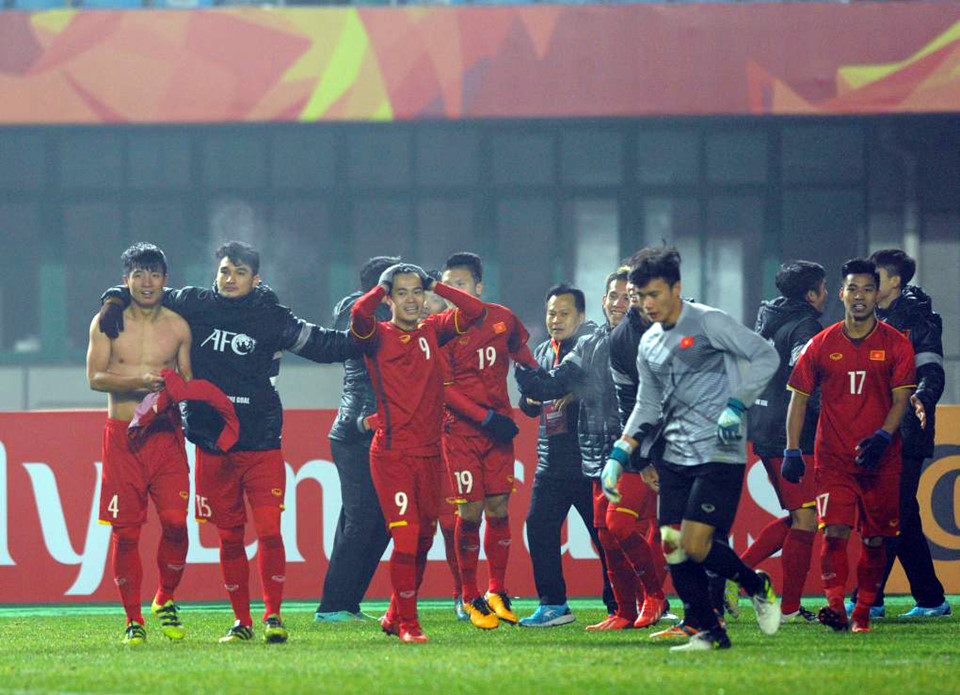 Các cầu thủ và thành viên ban huấn luyện ùa vào sân ăn mừng. U23 Việt Nam đã tạo nên kết quả sốc nhất tại VCK U23 châu Á năm nay khi hạ bệ ứng cử viên nặng ký cho ngôi vô địch.
