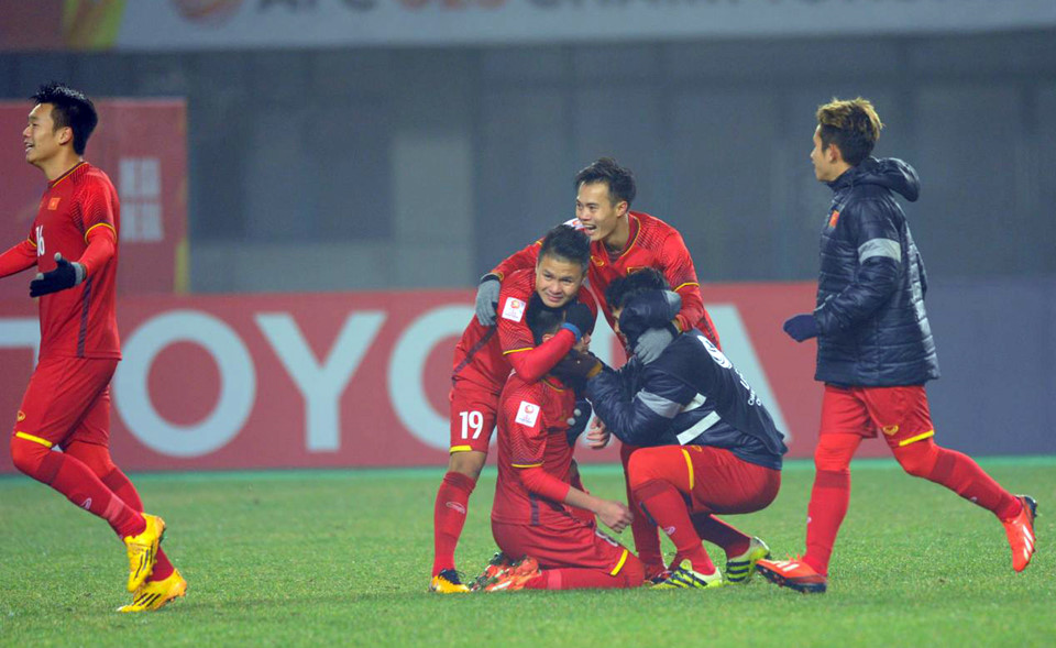 Văn Toàn, Hồng Duy chạy lại chia vui cùng Đức Huy. U23 Việt Nam đã thể hiện tinh thần chiến đấu tuyệt vời và cho toàn thể châu lục thấy, họ có thể thi đấu ngang ngửa với bất cứ đối thủ nào.