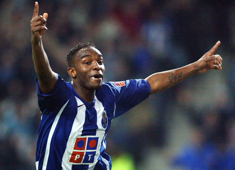 7. Benni McCarthy/2003 (Celta Vigo tới Porto, 3,15 triệu bảng): Porto cần một tiền đạo thay thế cho Helder Postiga, người mới gia nhập Spurs và Mourinho đã nhắm tới Benni McCarthy, khi ấy chỉ đang thi đấu ở giải vô địch Bồ Đào Nha dưới dạng cho mượn. Và thật đáng ngạc nhiên khi ngay trong mùa giải đầu tiên, anh đã ghi tới 20 bàn chỉ sau 23 trận ra sân qua đó giúp Porto lên ngôi vô địch. Tại Champions League, chính McCarthy là người đã ghi hai bàn thắng loại Manchester United để rồi tiến tới trận chung kết lịch sử.